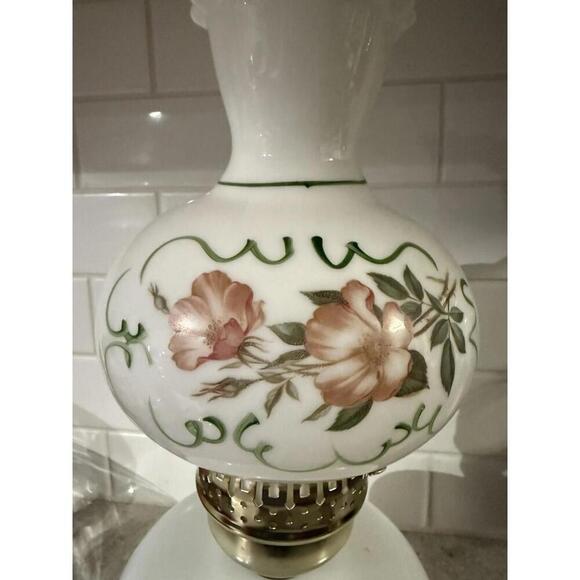 Vintage Milk glass electric hurricane lamp with brass base and floral motifs. - Picture 13 of 15
